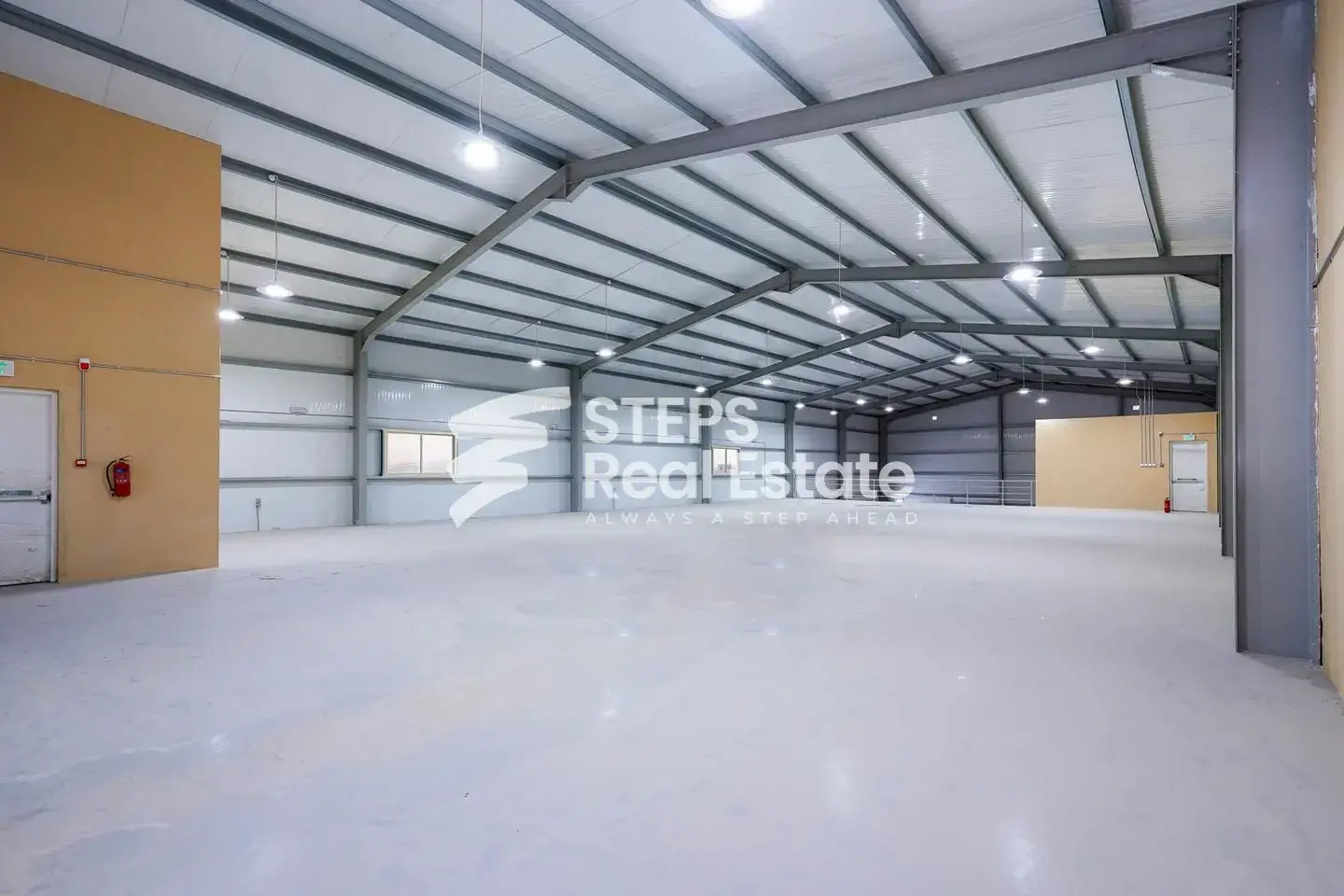 1000 SQM Garage with 8 Rooms